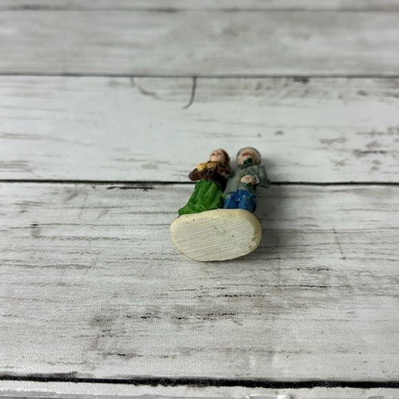 ST NICHOLAS SQUARE Victorian couple Christmas Village Accessory - Picture 4 of 4